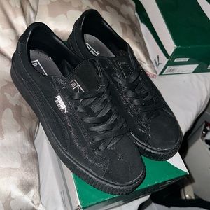 Black platform pumas